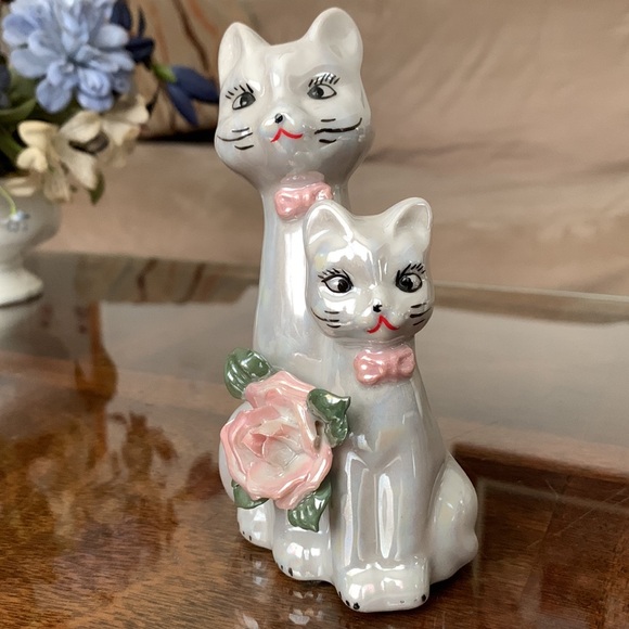 White Cats Bow Tie Pink Rose Flower Decoration Ceramic Cat Figurine Vintage MCM - Picture 1 of 10